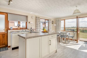 Uuni, keittoastiat/astiat/ruokailuvälineet