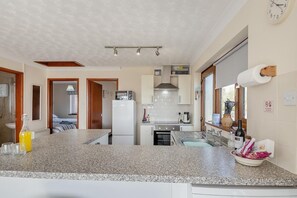 Uuni, keittoastiat/astiat/ruokailuvälineet