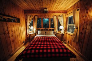 1 bedroom, free WiFi, bed sheets - Nisqually Suite at Ashford Lodge - Hot Tub and Projector, near Mt. Rainier! (Ashford)