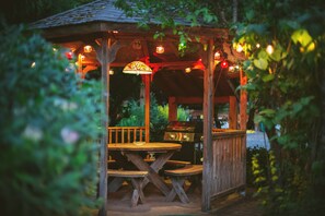 Outdoor dining - Nisqually Suite at Ashford Lodge - Hot Tub and Projector, near Mt. Rainier! (Ashford)