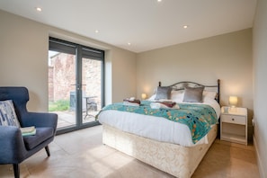 Tabla de planchar con plancha, wifi gratis y ropa de cama 