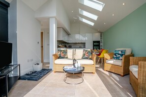 A modern living room with a sofa, chairs, and a coffee table. - 2 Bed in Thornton Le Moor (oc-h31952) (Thornton-le-Moor)