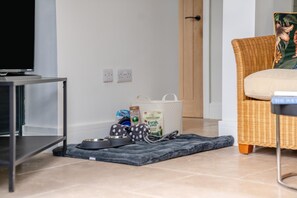 A pet-friendly room with a pet bed, food bowls, and pet food bags. - 2 Bed in Thornton Le Moor (oc-h31952) (Thornton-le-Moor)