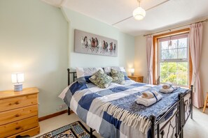 Iron/ironing board, free WiFi, bed sheets