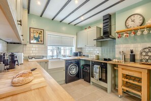 Four, lave-vaisselle, chaise haute