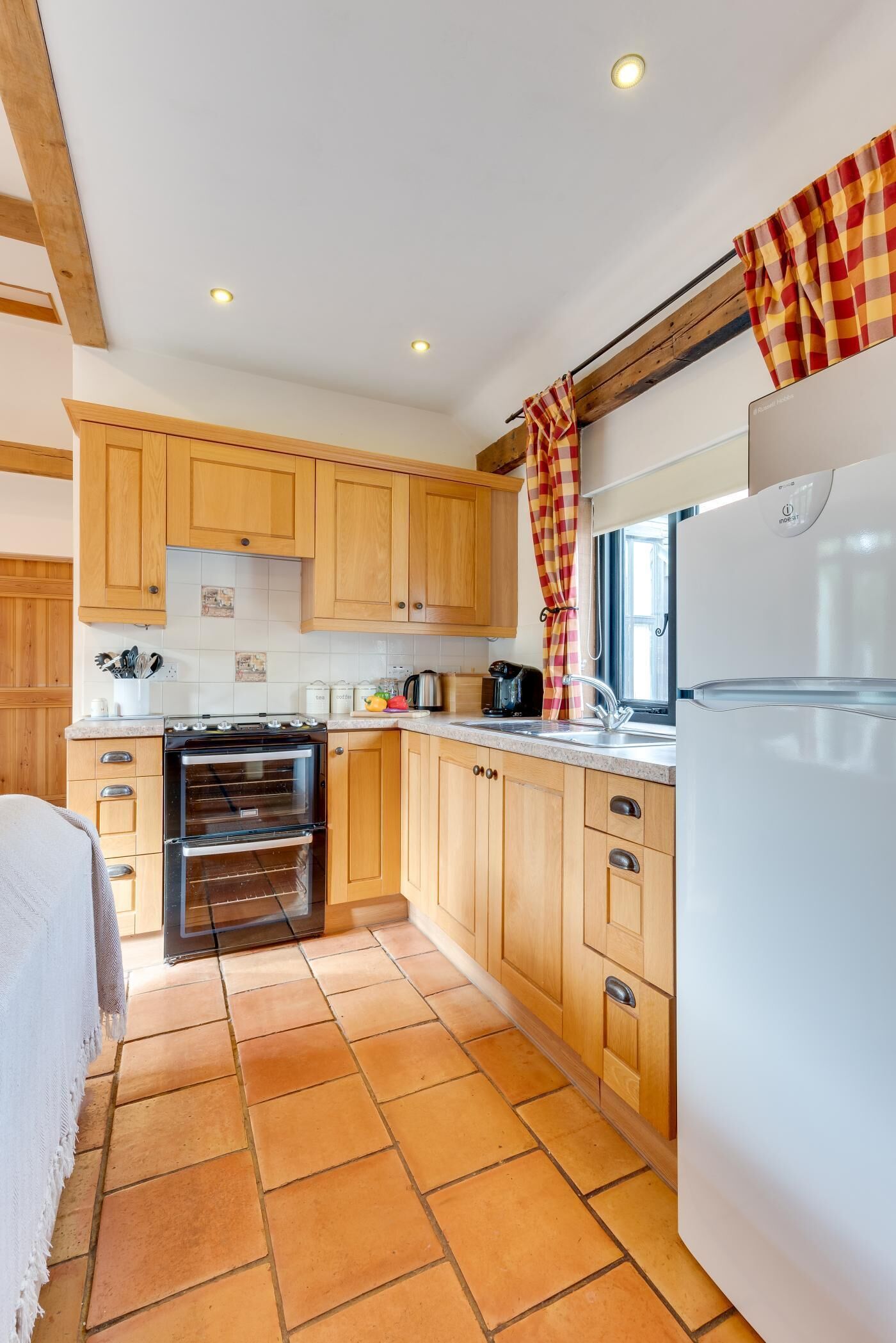 Mikrobølgeovn, ovn, høy barnestol og kjøkkenutstyr