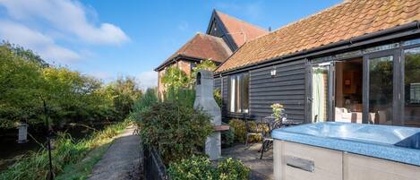 Tina de hidromasaje al aire libre