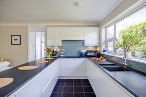 Oven, dishwasher, highchair, cookware/dishes/utensils - 2 Bed in Hunstanton (oc-h31920) (Hunstanton)