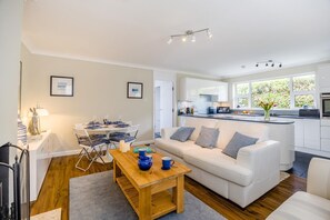 TV, fireplace - 2 Bed in Hunstanton (oc-h31920) (Hunstanton)