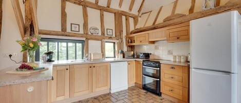 ميكروويف، فرن، غسالة أطباق، كرسي للأطفال