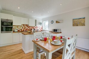 Microwave, oven, dishwasher, cookware/dishes/utensils - 2 Bed in Old Hunstanton (oc-2036) (Hunstanton)
