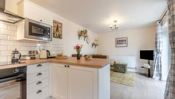 Microwave, oven, dishwasher, cookware/dishes/utensils