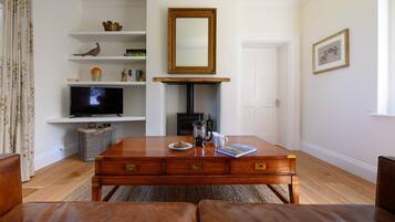 Televisión y chimenea