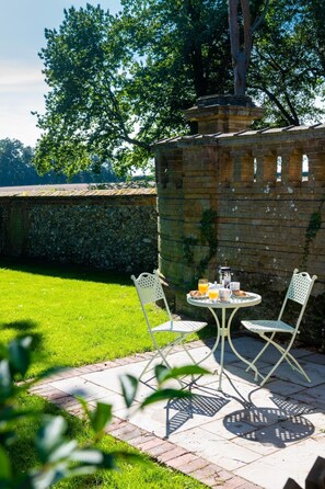 Outdoor dining - 1 Bed in Wells-next-the-Sea (oc-2026) (Holkham)
