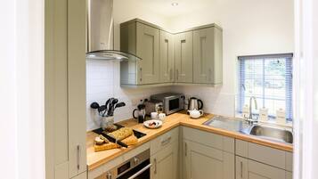 Microondas, horno y utensilios de cocina