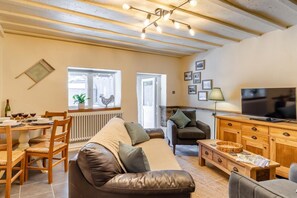 TV, fireplace - 1 Bed in Darley Dale (oc-w32014) (Northwood and Tinkersley)