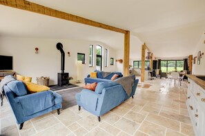 TV, fireplace - 5 Bed in Briston (oc-2005) (Briston)