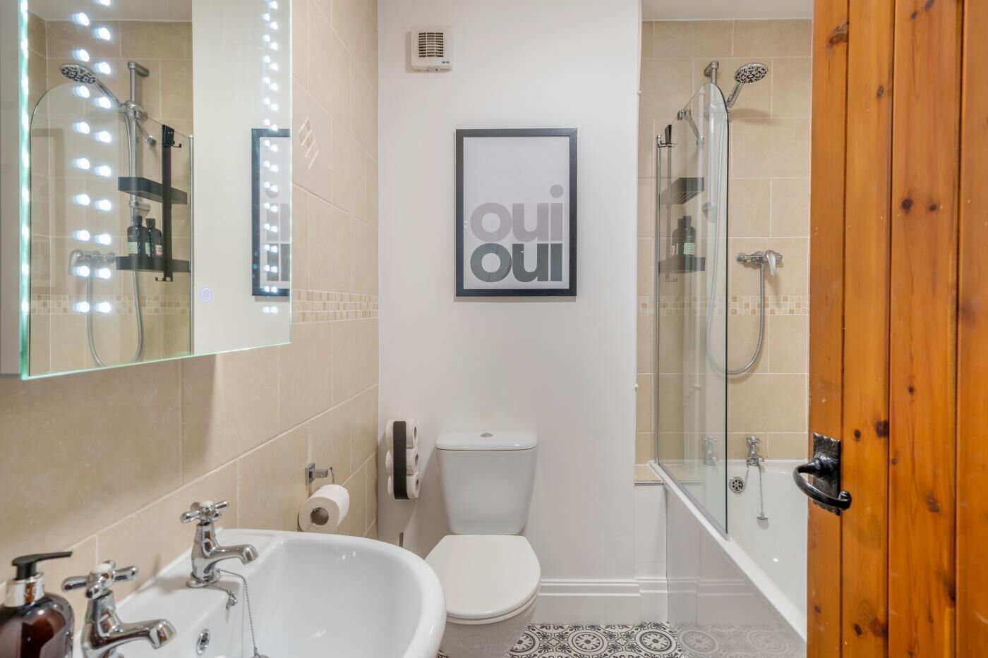 Une salle de bain moderne équipée de toilettes, d’un bidet et d’une douche.