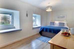 3 chambres, fer et planche à repasser, lit de bébé portatif