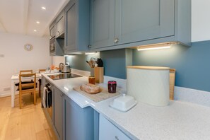 Microwave, oven, high chair, cookware/dishes/utensils - 2 Bed in St. Ives (oc-b31979) (St Ives)