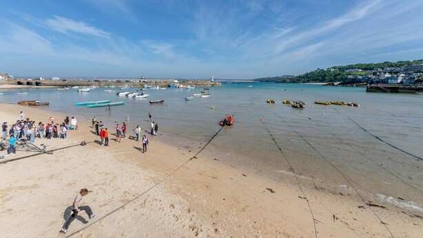 A beach with boats, people, and a clear sky. - 2 Bed in St. Ives (oc-b31979) (St Ives)