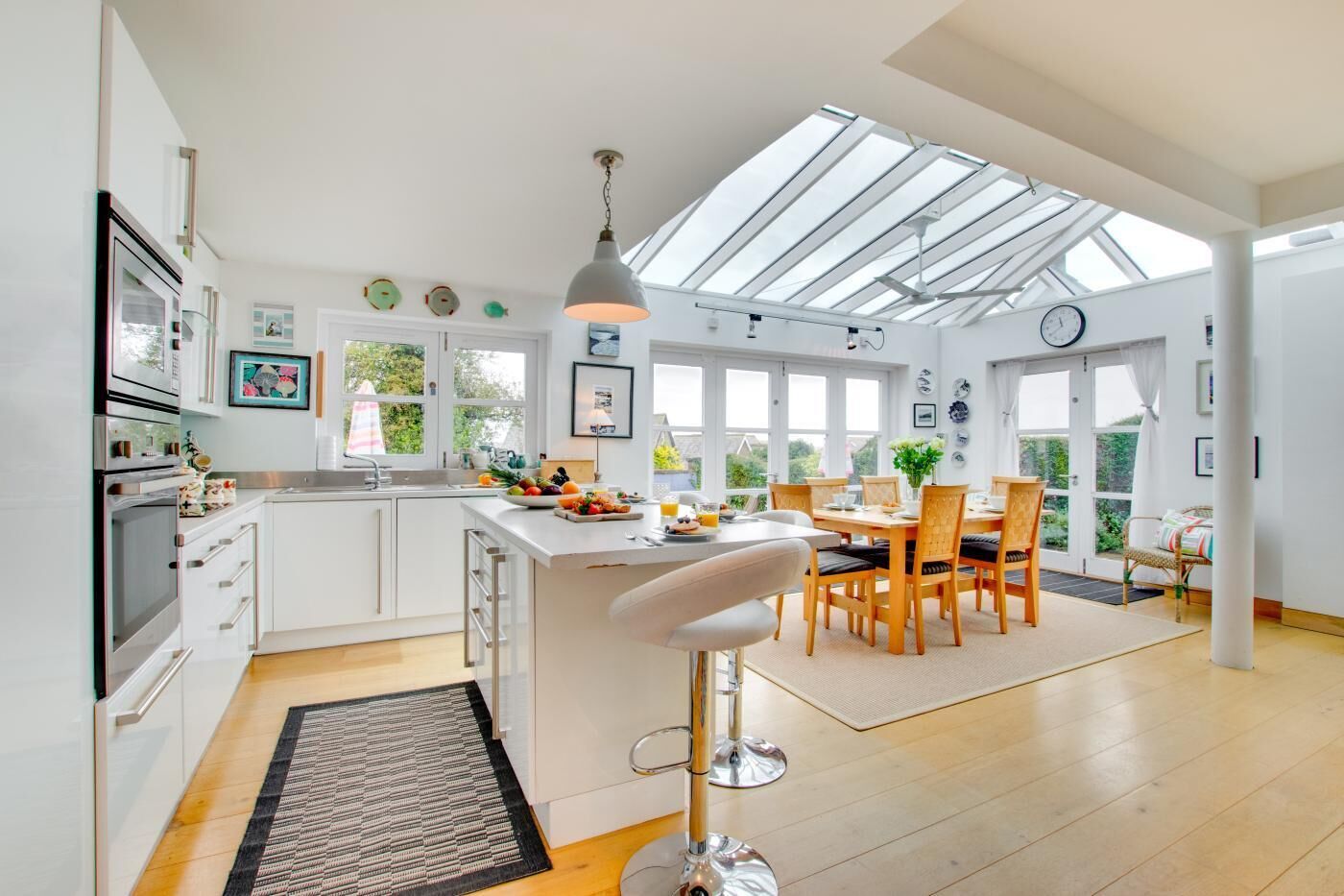 Microwave, oven, dishwasher, cookware/dishes/utensils