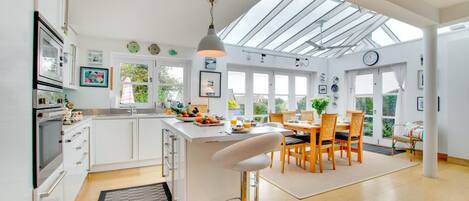 Microwave, oven, dishwasher, cookware/dishes/utensils