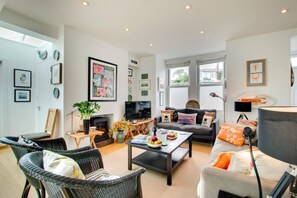TV - 3 Bed in Padstow (oc-p00797) (Padstow)