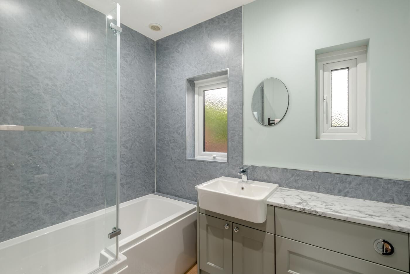 Un baño moderno con bañera, lavamanos y ducha.