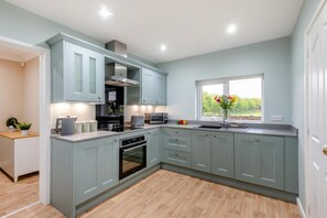 Microwave, oven, dishwasher, cookware/dishes/utensils - 3 Bed in Aspatria (oc-w31951) (Hayton)