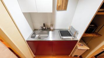 Microwave, cookware/dishes/utensils