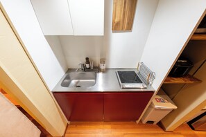 Microwave, cookware/dishes/utensils - Hotaru Tatami flooring  (Tokyo)