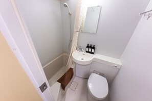 Combined shower/tub, hair dryer, towels, shampoo - Hotaru Tatami flooring  (Tokyo)