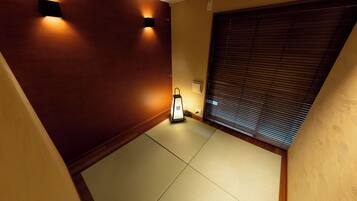 Laptop workspace, iron/ironing board, free WiFi