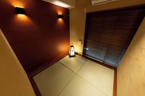Laptop workspace, iron/ironing board, free WiFi - Hotaru Tatami flooring  (Tokyo)