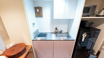 Mikrovågsugn och grytor/köksredskap