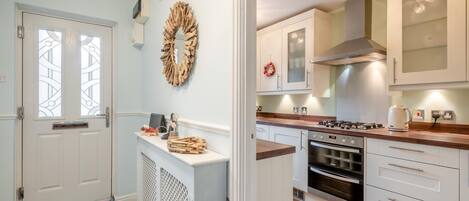 Oven, dishwasher, cookware/dishes/utensils