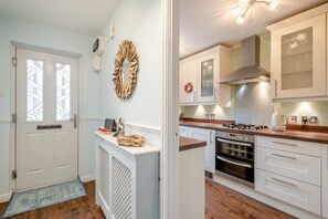 Een oven, een vaatwasser, kookgerei, borden en bestek