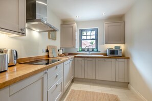 Oven, dishwasher, high chair, cookware/dishes/utensils - 2 Bed in Mundesley (oc-r31875) (Mundesley)
