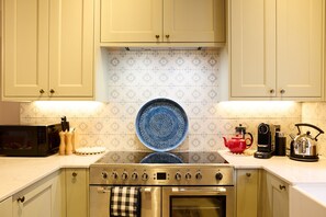 Dishwasher, cookware/dishes/utensils - Butler's Quarters (Matlock)