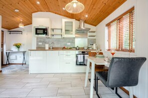 Oven, cookware/dishes/utensils - 1 Bed in Milton Abbas (oc-w32019) (Milton Abbas)