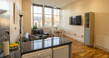 Two bed apartment with views of Arthur Seat Mount