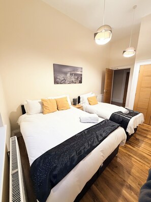 2 bedrooms, iron/ironing board, free WiFi, bed sheets - Two bed apartment with views of Arthur Seat Mount (Edinburgh)