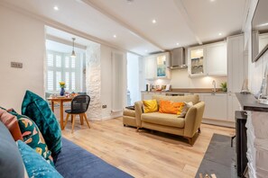 TV, fireplace - 2 Bed in Padstow (oc-f32031) (Padstow)