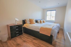 Iron/ironing board, free WiFi - Stylish modern newly built apartment (Edinburgh)