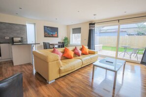 TV - Stylish modern newly built apartment (Edinburgh)