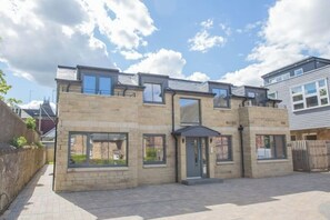 Exterior - Modern Apartment in Peaceful Green Setting – Perfect for Families! (Edinburgh)