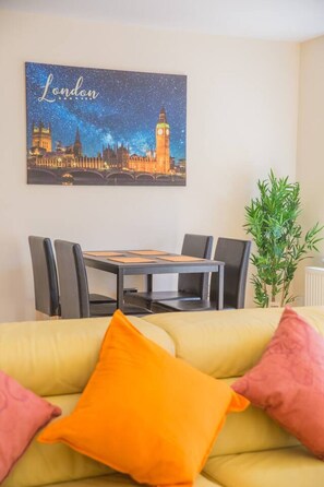 Dining - Stylish modern newly built apartment (Edinburgh)