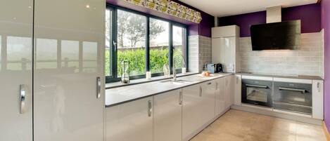 Uuni, astianpesukone, keittoastiat/astiat/ruokailuvälineet