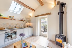 Oven, dishwasher, cookware/dishes/utensils - 1 Bed in Helmsley (oc-l32034) (Helmsley)